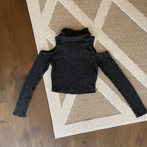Hollister Women's Grey Knit Turtleneck Cold Shoulder Crop Top - Picture 3 of 6